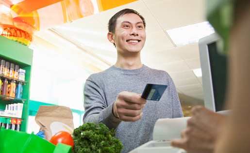 Man buying groceries with gift card